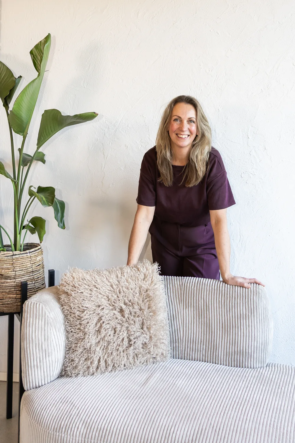 Marjon Brinks, Noloc-gecertificeerd jobcoach, lachend in haar praktijk