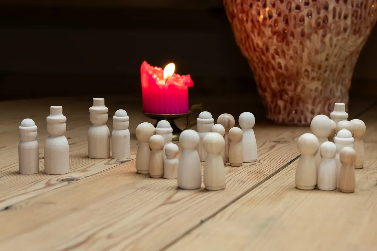 Houten poppetjes bij kaarslicht