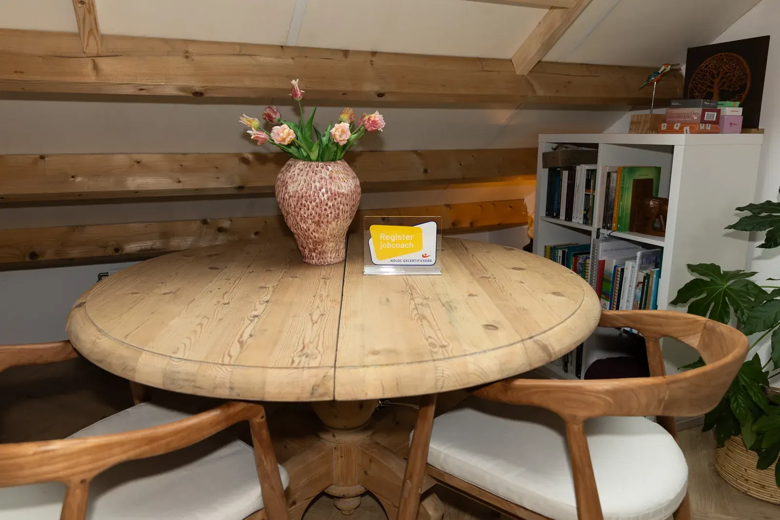 De ronde houten tafel in de praktijk
